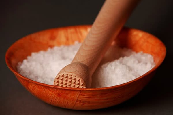 الملح الخشن في وعاء