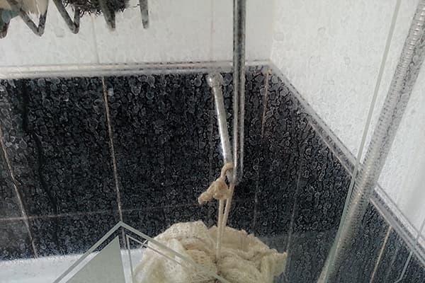 Noda dari air keras di kaca di bilik mandi