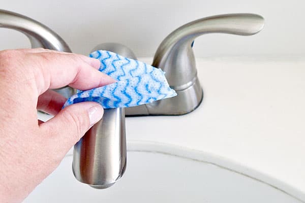 Eliminar les taques de l’aixeta del bany