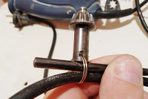Upevnění klíče z vrtáku do drátu kovovým kroužkem