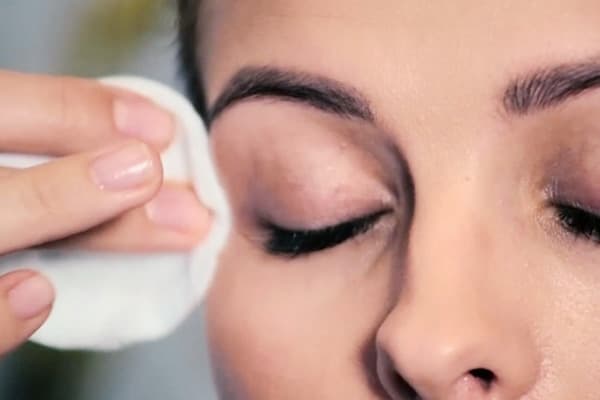 Removing excess eyebrow dye from skin